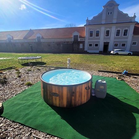 Chateau Moravany - Apartmany, Teepee A Wellness Ronov Nad Doubravou Ngoại thất bức ảnh