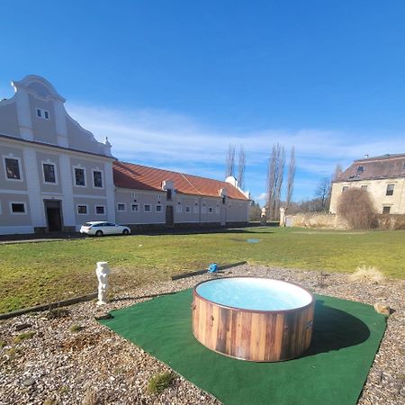 Chateau Moravany - Apartmany, Teepee A Wellness Ronov Nad Doubravou Ngoại thất bức ảnh