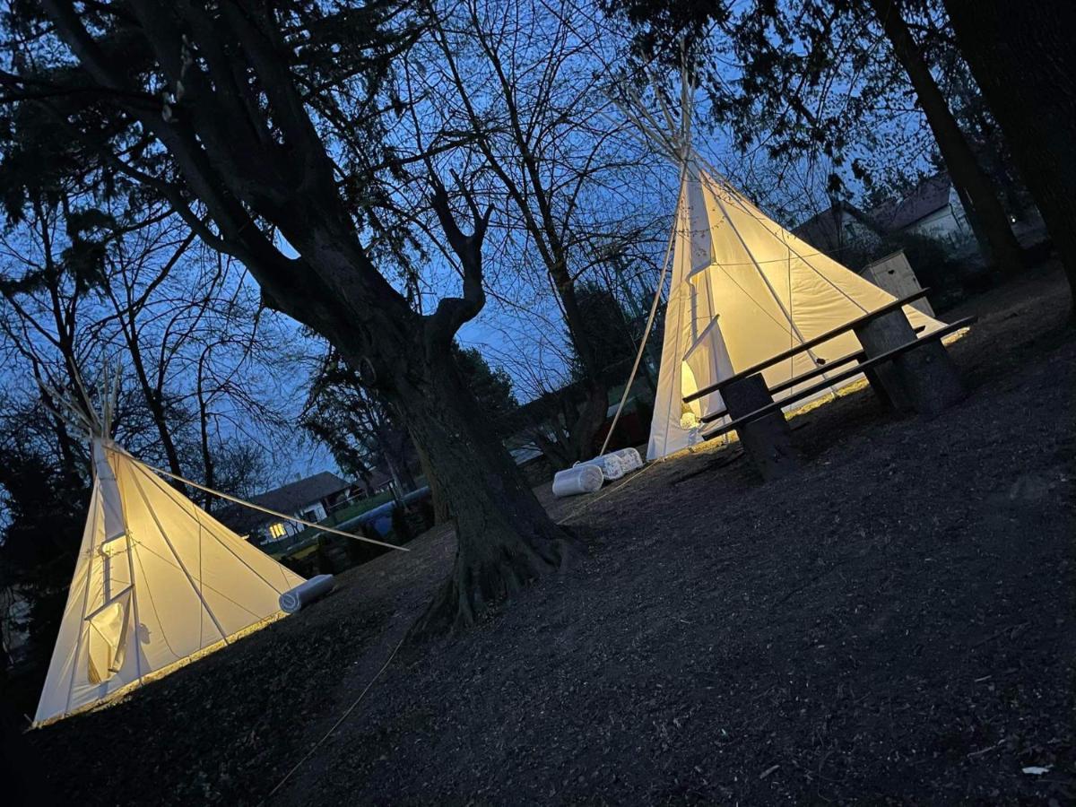 Chateau Moravany - Apartmany, Teepee A Wellness Ronov Nad Doubravou Ngoại thất bức ảnh