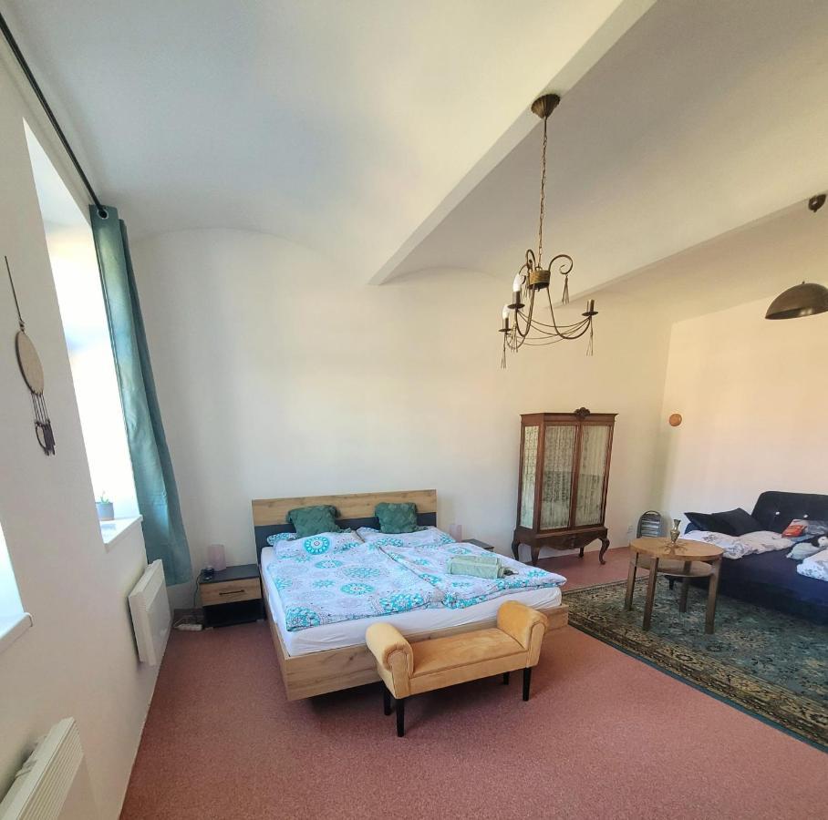Chateau Moravany - Apartmany, Teepee A Wellness Ronov Nad Doubravou Ngoại thất bức ảnh