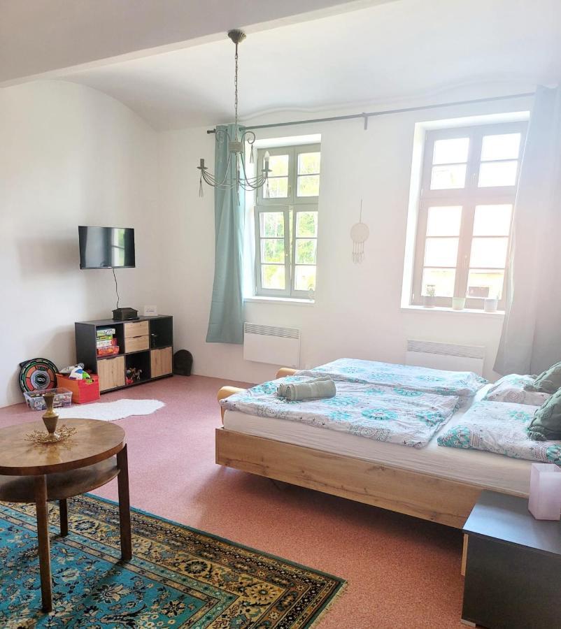 Chateau Moravany - Apartmany, Teepee A Wellness Ronov Nad Doubravou Ngoại thất bức ảnh