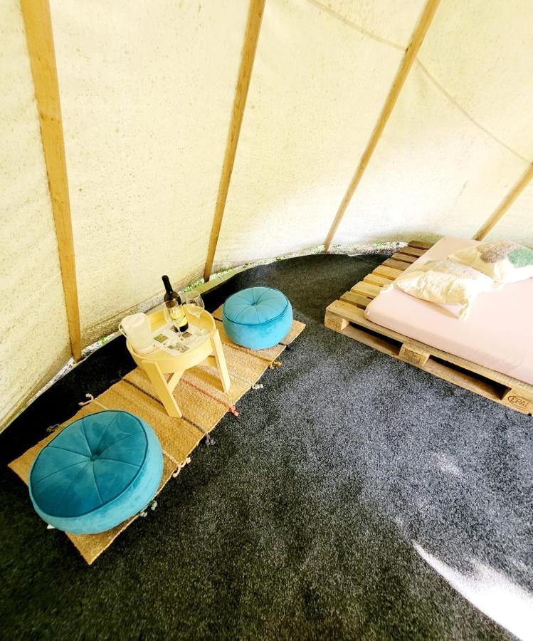 Chateau Moravany - Apartmany, Teepee A Wellness Ronov Nad Doubravou Ngoại thất bức ảnh