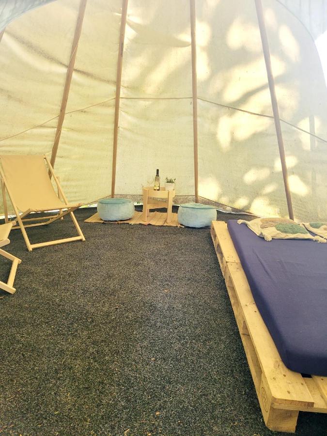 Chateau Moravany - Apartmany, Teepee A Wellness Ronov Nad Doubravou Ngoại thất bức ảnh