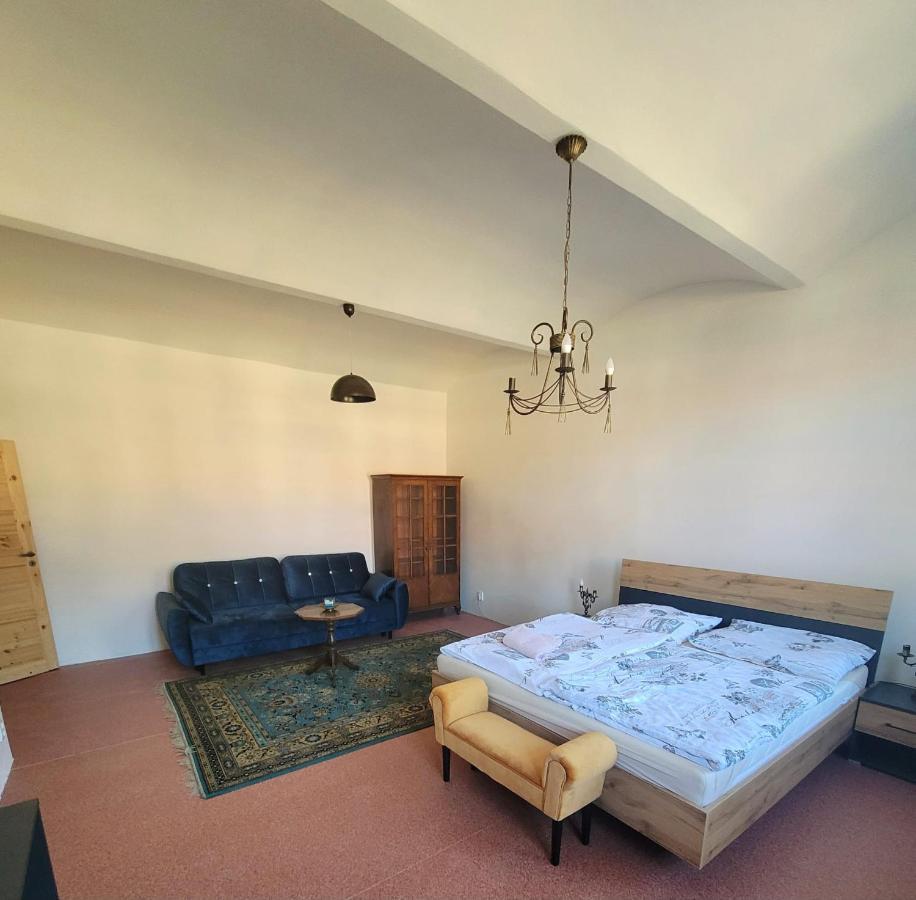 Chateau Moravany - Apartmany, Teepee A Wellness Ronov Nad Doubravou Ngoại thất bức ảnh