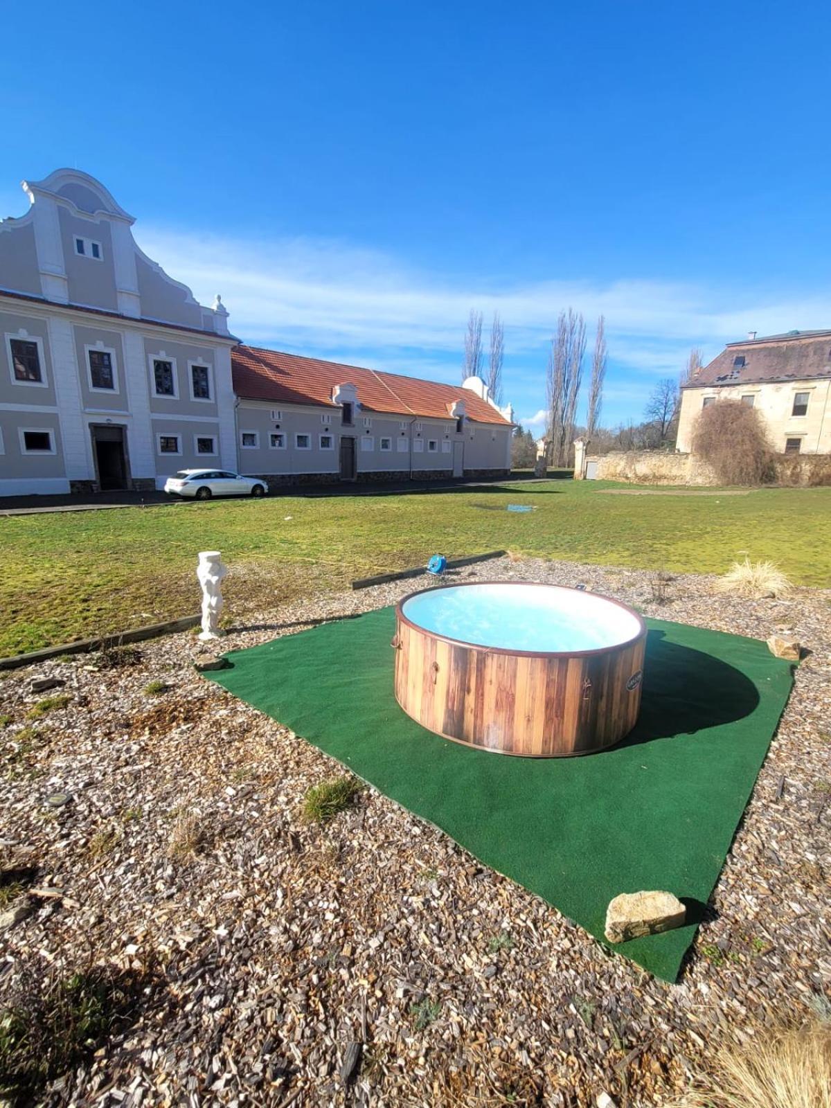 Chateau Moravany - Apartmany, Teepee A Wellness Ronov Nad Doubravou Ngoại thất bức ảnh