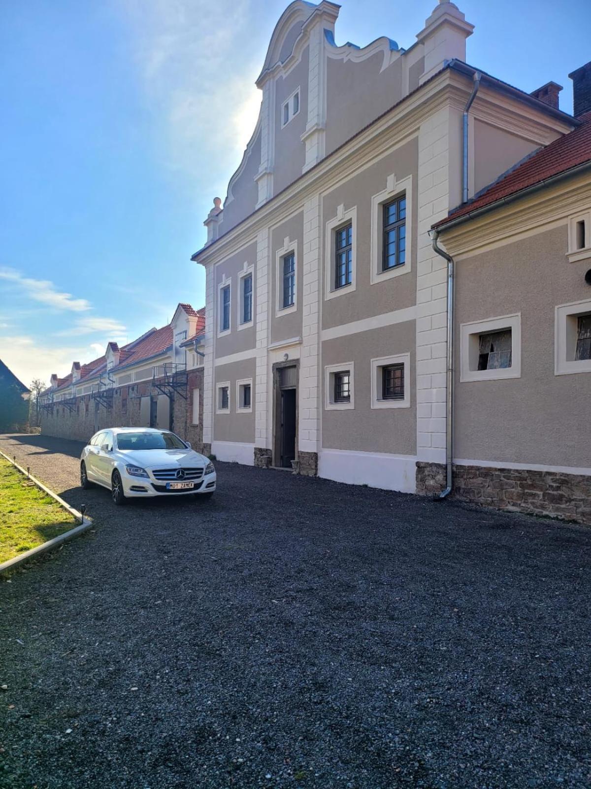 Chateau Moravany - Apartmany, Teepee A Wellness Ronov Nad Doubravou Ngoại thất bức ảnh