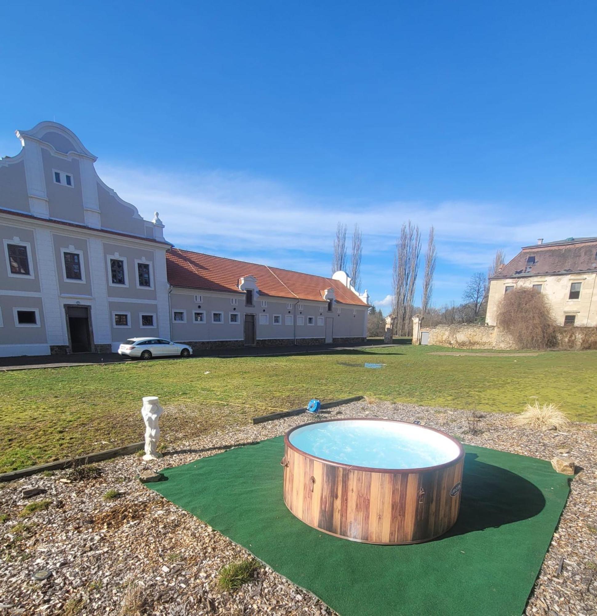 Chateau Moravany - Apartmany, Teepee A Wellness Ronov Nad Doubravou Ngoại thất bức ảnh