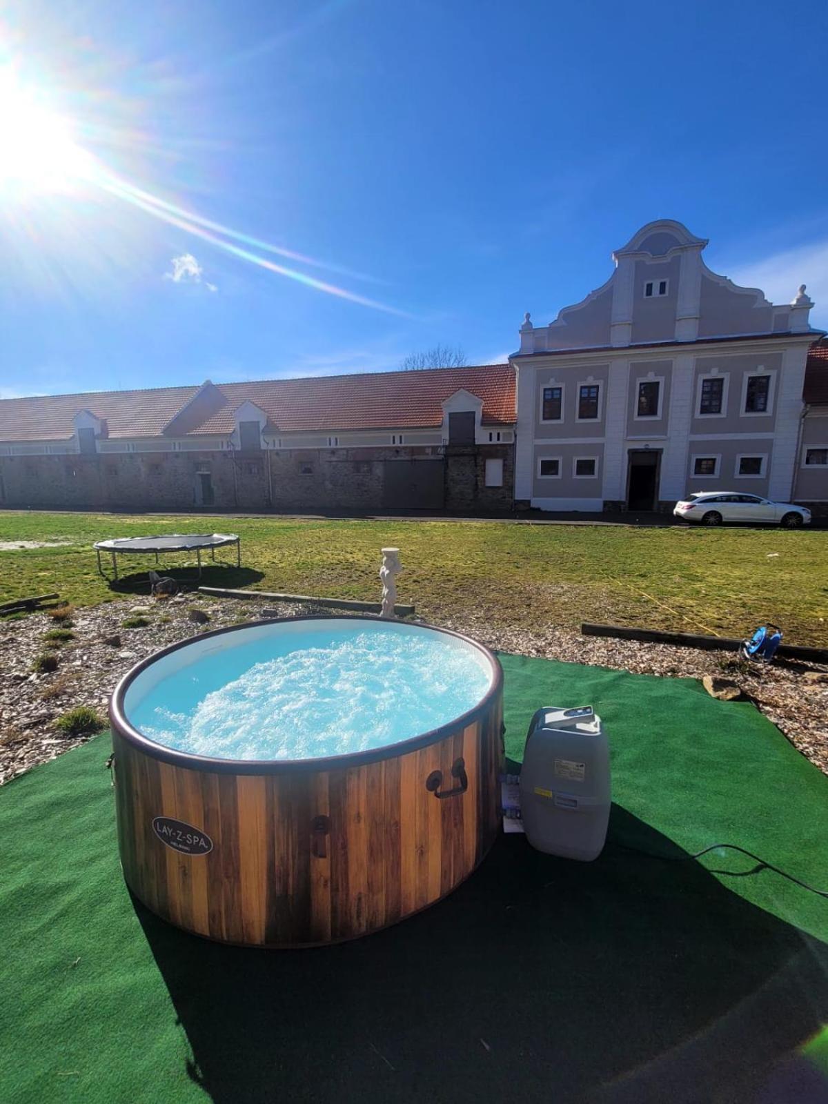 Chateau Moravany - Apartmany, Teepee A Wellness Ronov Nad Doubravou Ngoại thất bức ảnh